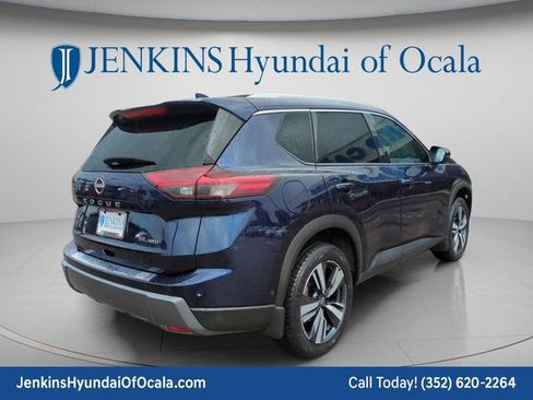 Used 2024 Nissan Rogue SL AWD/4WD image 3