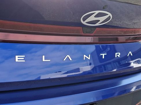 Certified 2025 Hyundai Elantra Sport image 31