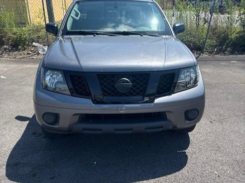 Used 2018 Nissan Frontier SV RWD image 2