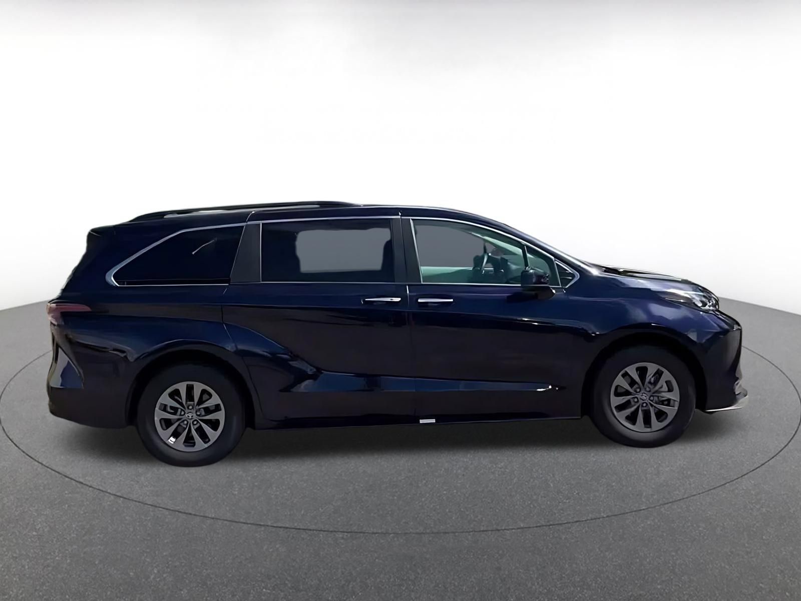 Used 2025 Toyota Sienna XLE FWD image 15