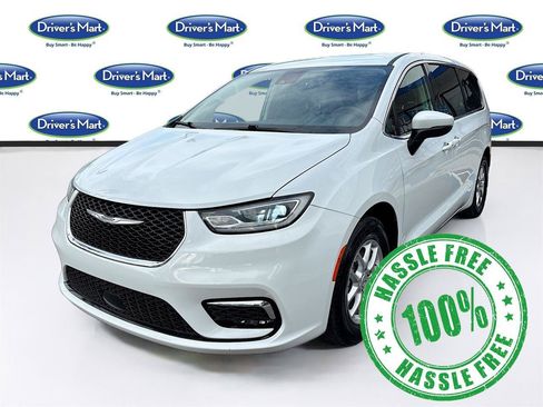 Used 2023 Chrysler Pacifica Touring-L FWD image 3