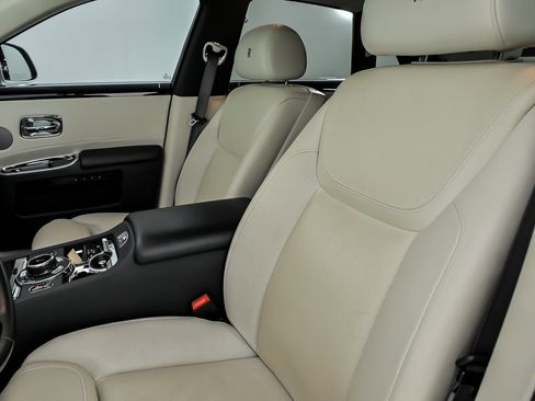 Used 2016 Rolls-Royce Ghost RWD image 23
