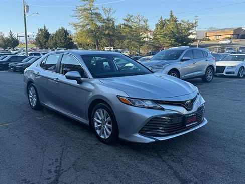 Used 2019 Toyota Camry LE image 5