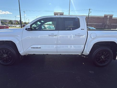 Used 2024 Toyota Tacoma SR5 AWD/4WD image 4