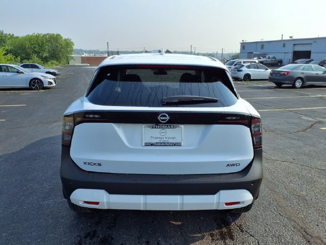 Used 2025 Nissan Kicks SV AWD/4WD image 4