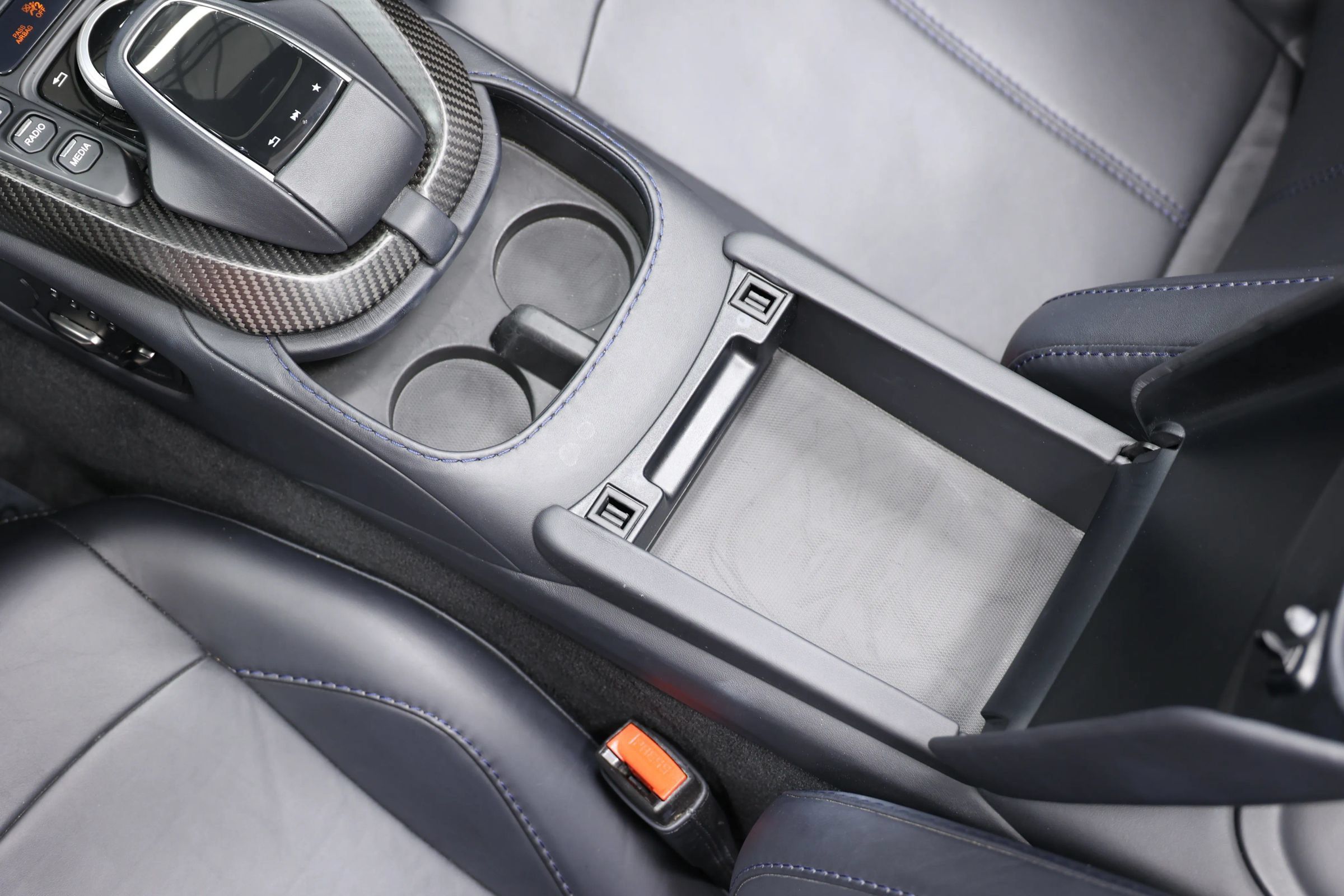 Used 2023 Aston Martin V8 Vantage Roadster RWD image 44