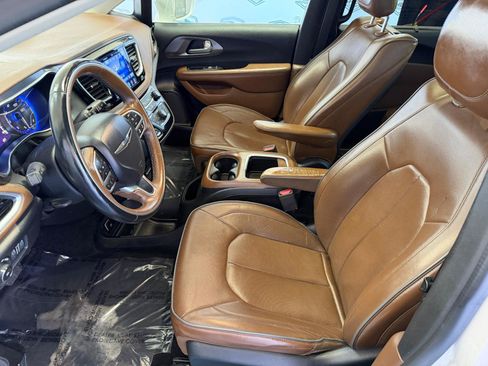 Used 2017 Chrysler Pacifica Limited FWD image 16