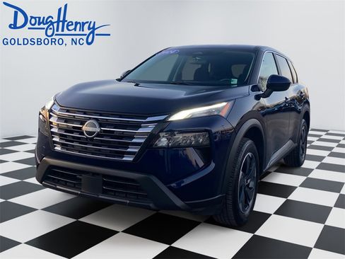 Used 2024 Nissan Rogue SV image 1