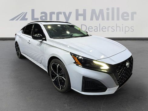Certified 2023 Nissan Altima 2.5 SR w/ SR Premium Package FWD image 7