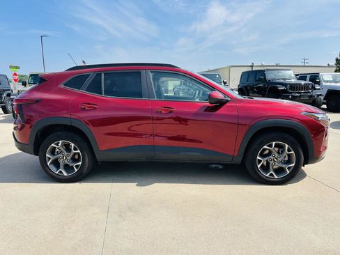Used 2025 Chevrolet Trax LT FWD image 35