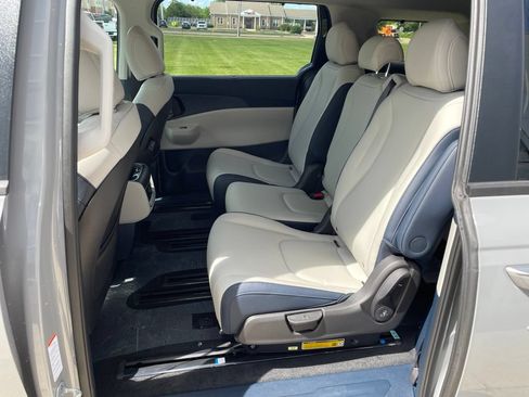 New 2026 Kia Carnival EX FWD image 10