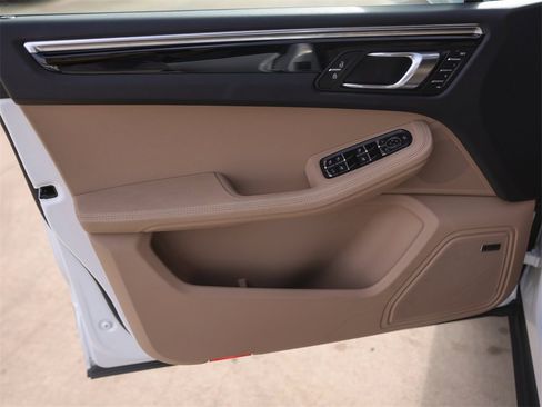 Used 2025 Porsche Macan image 32