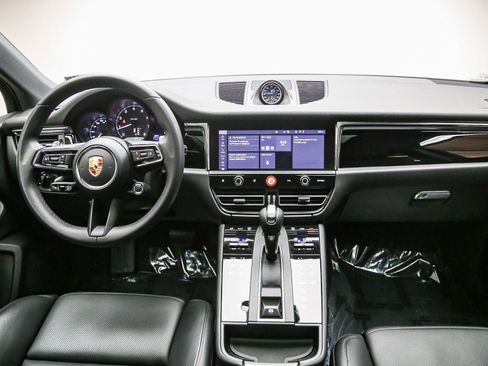 Certified 2026 Porsche Macan AWD/4WD image 16