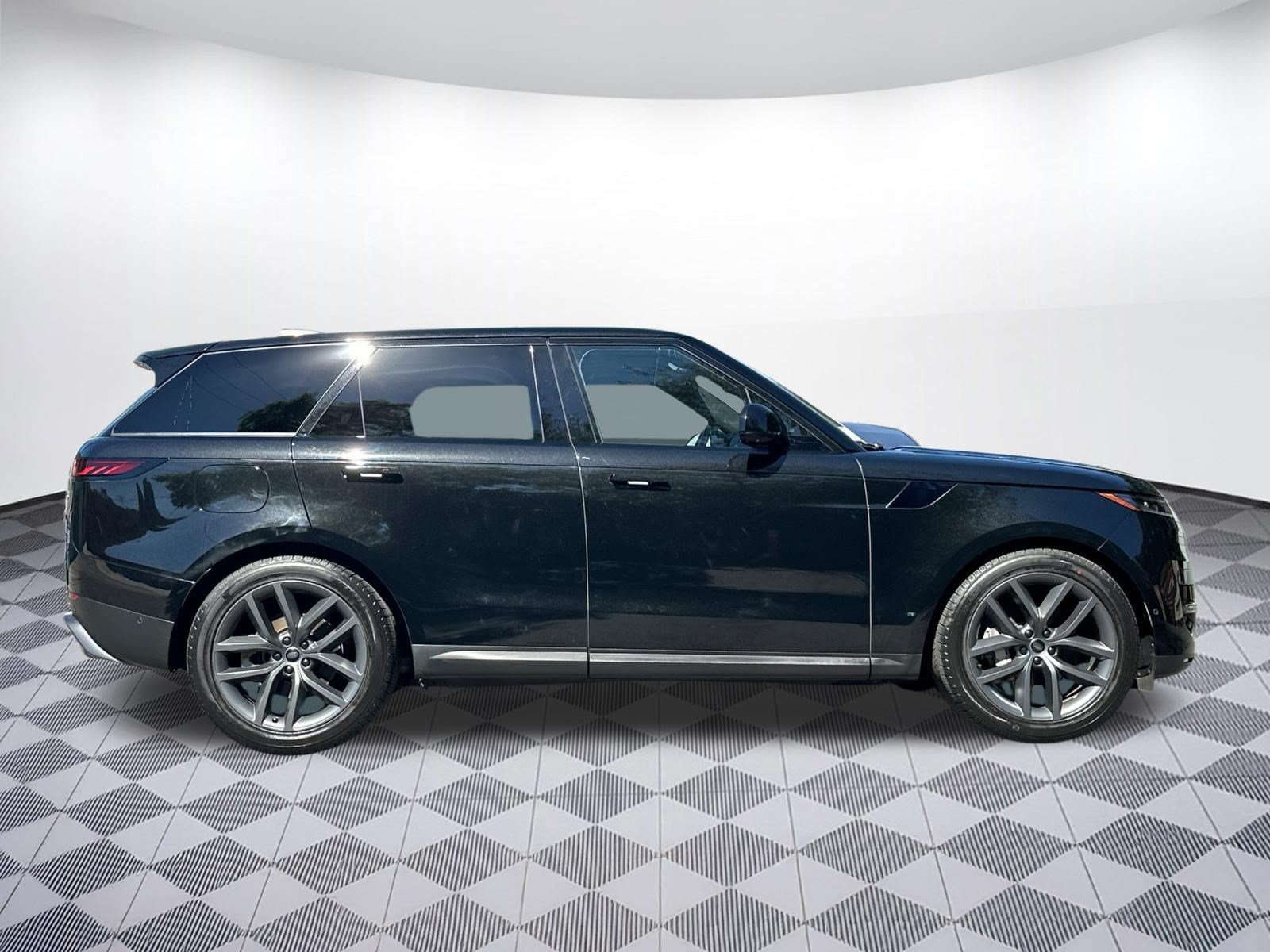 Used 2024 Land Rover Range Rover Sport SE AWD/4WD image 8