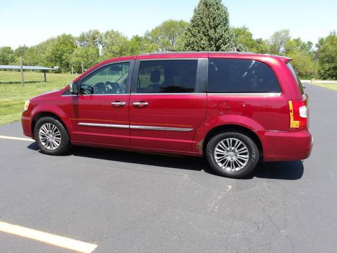 Used 2013 Chrysler Town & Country Touring-L w/ Driver Convenience Group FWD image 11