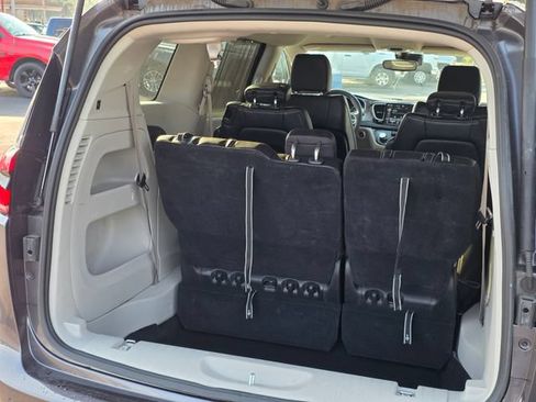 Used 2023 Chrysler Pacifica Touring-L FWD image 11
