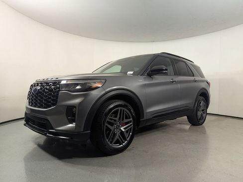 Used 2025 Ford Explorer ST-Line w/ ST-Line Street Pack image 3