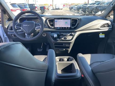 New 2026 Chrysler Pacifica Select image 14