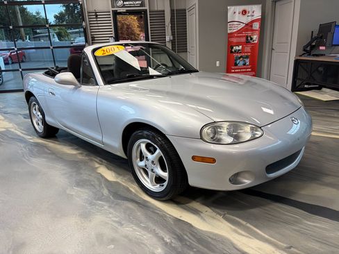 Used 2001 MAZDA MX-5 Miata RWD image 1