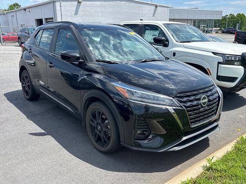 Used 2023 Nissan Kicks SR w/ SR Premium Package FWD image 4