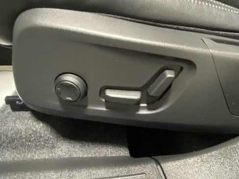 Used 2025 Volvo XC40 B5 Plus image 12