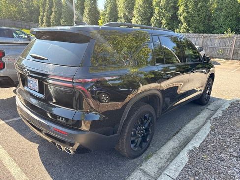 Used 2025 Chevrolet Traverse LT w/ Midnight/Sport Edition FWD image 4
