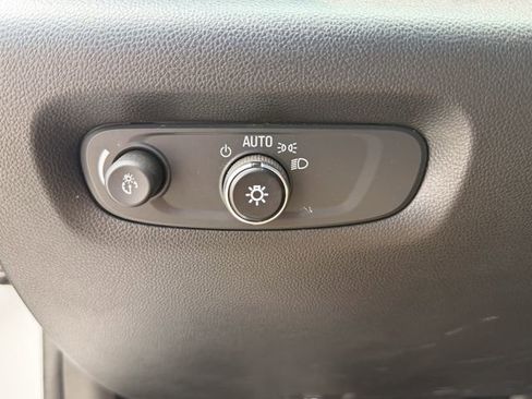 Used 2022 Chevrolet Traverse Premier FWD image 5