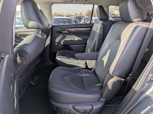 Used 2023 Toyota Highlander Limited image 31