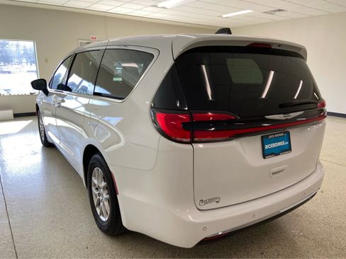 Used 2024 Chrysler Pacifica Touring-L image 9