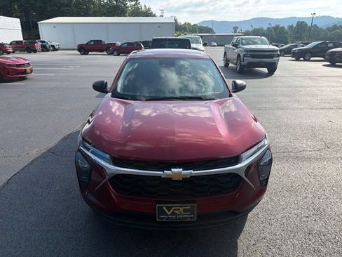 Used 2025 Chevrolet Trax LS FWD image 12