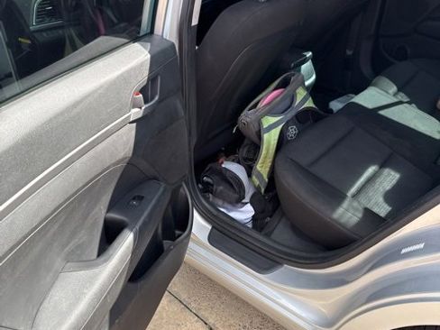 Used 2018 Hyundai Elantra SE image 12