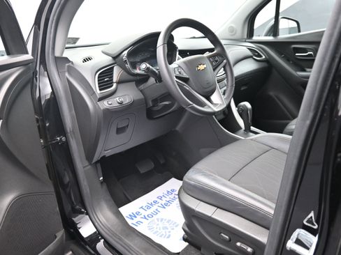 Used 2022 Chevrolet Trax LT w/ Midnight Edition AWD/4WD image 9