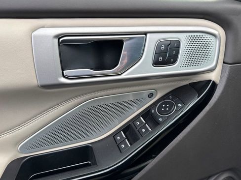 Certified 2022 Ford Explorer Platinum w/ Technology Package image 12