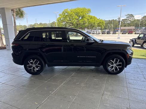 Used 2025 Jeep Grand Cherokee Limited w/ Luxury Tech Group II image 12