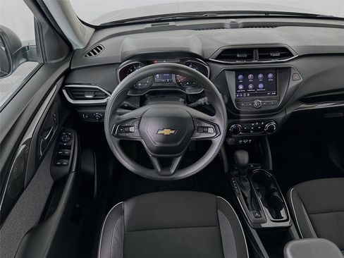 Used 2022 Chevrolet TrailBlazer LS FWD image 2