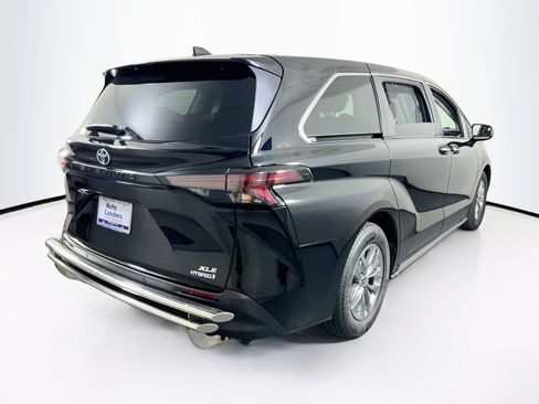 Used 2023 Toyota Sienna XLE FWD image 5