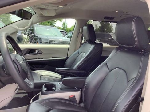 Used 2023 Chrysler Pacifica Touring-L image 18