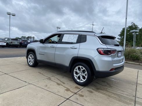 Used 2024 Jeep Compass Latitude AWD/4WD image 8