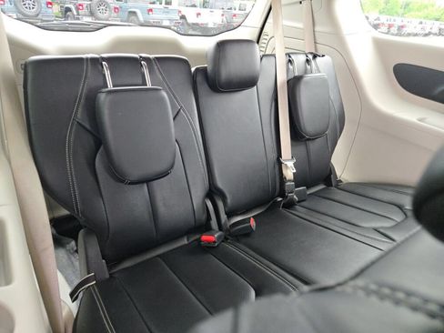 Certified 2024 Chrysler Pacifica Limited FWD image 19