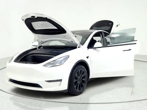 Used 2024 Tesla Model Y 2WD image 13