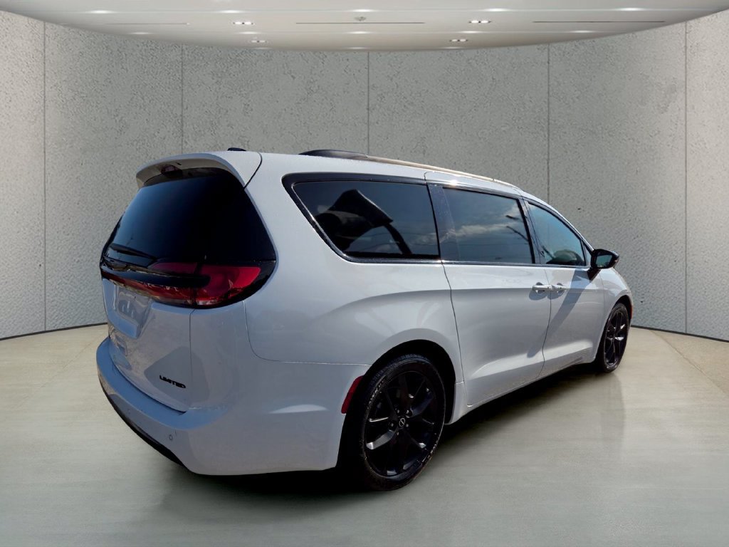 Used 2025 Chrysler Pacifica Limited FWD image 5