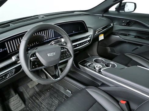 Certified 2025 Cadillac Lyriq Luxury w/ LPO, Floor Liner Package AWD/4WD image 4