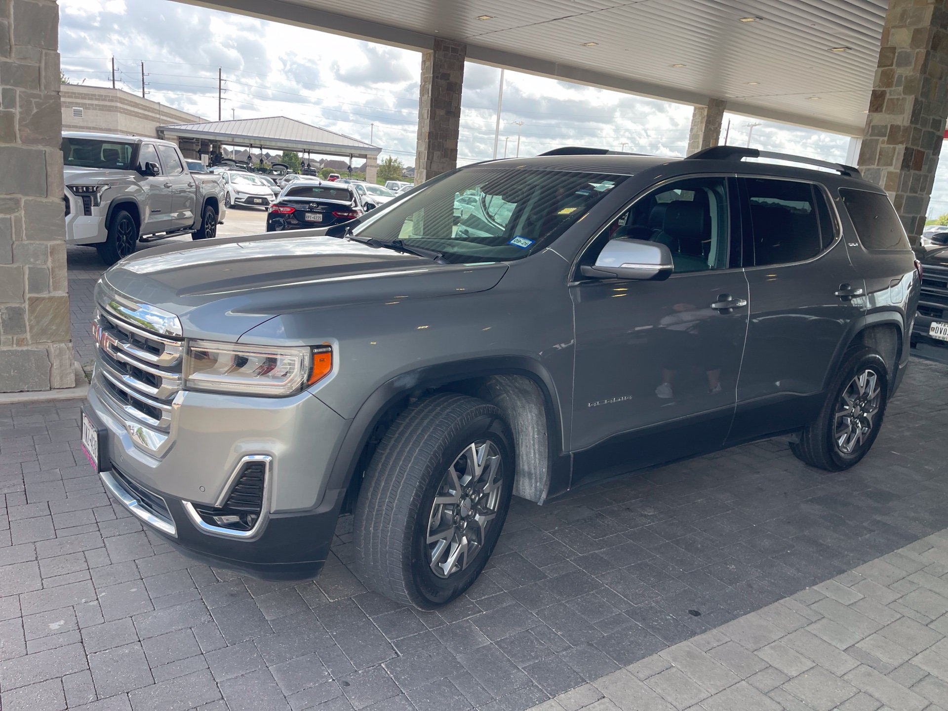 Used 2023 GMC Acadia SLT FWD image 3
