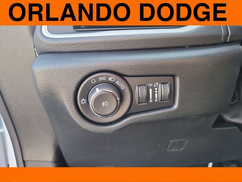 Used 2026 Chrysler Pacifica Select FWD image 21