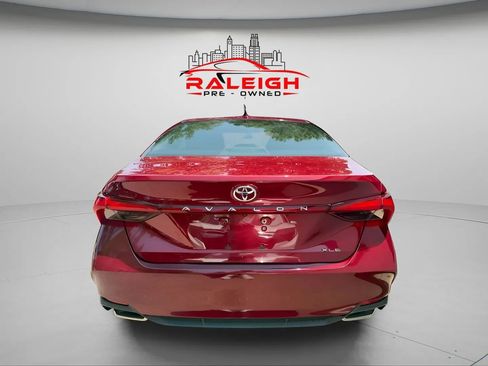 Used 2019 Toyota Avalon XLE w/ Moonroof Package image 6
