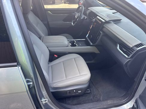 Used 2025 GMC Acadia Elevation w/ Elevation Premium Package FWD image 12