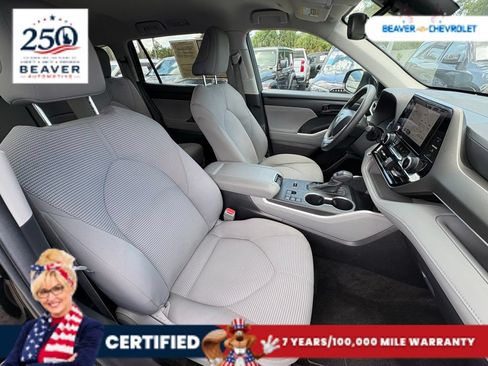 Used 2023 Toyota Highlander L FWD image 24