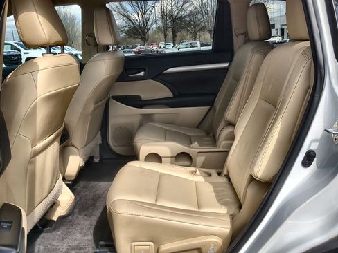 Used 2017 Toyota Highlander XLE image 24