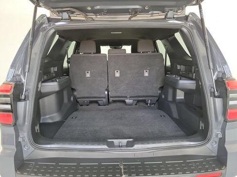 Used 2025 Toyota 4Runner SR5 AWD/4WD image 9