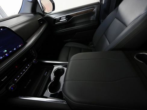 Used 2025 Chevrolet Suburban Z71 w/ Comfort Package image 41